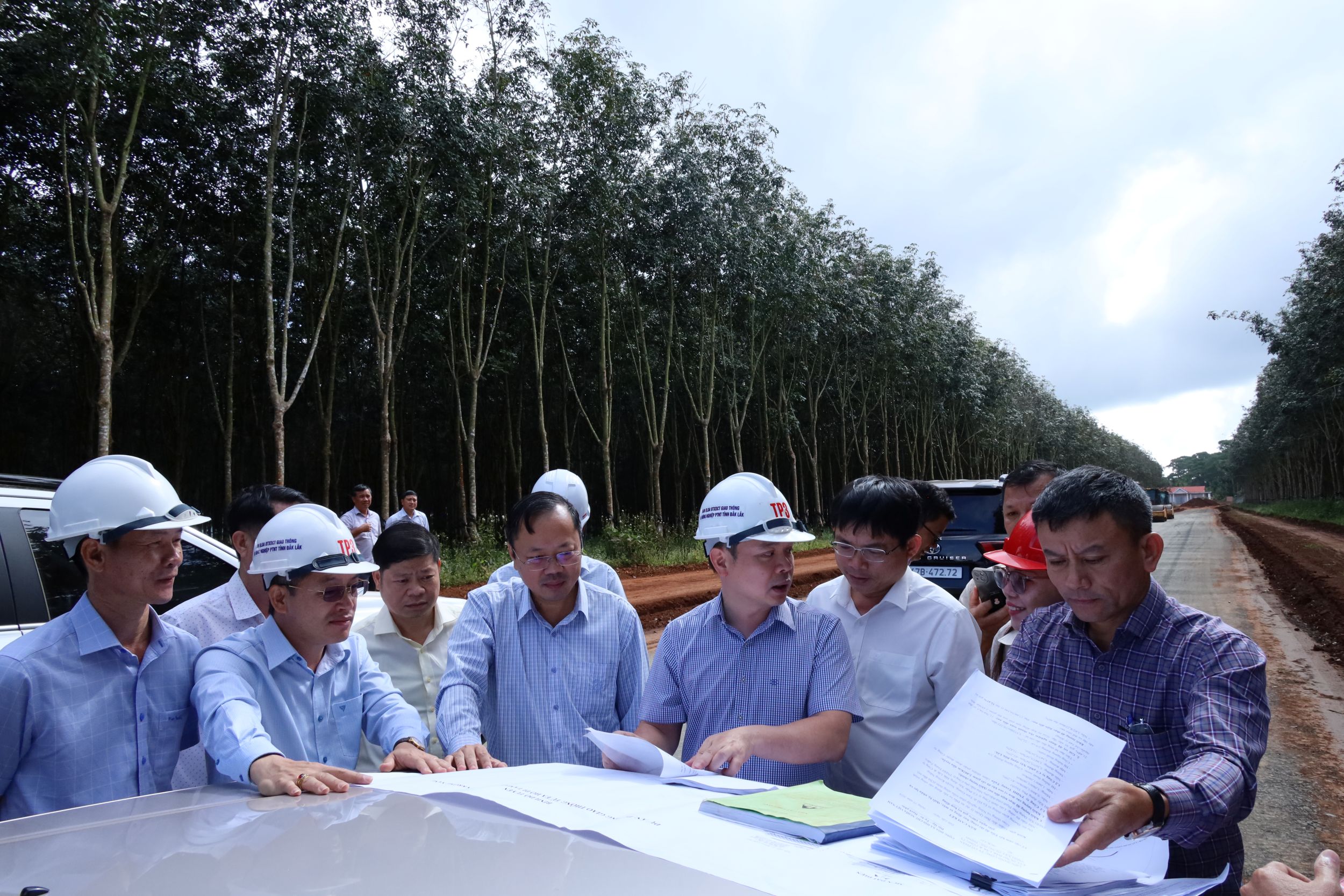 Chủ tịch UBND tỉnh Đỗ Hữu Huy yêu cầu đẩy nhanh tiến độ thi công dự án giao thông trọng điểm, siết chặt quản lý giá vật liệu